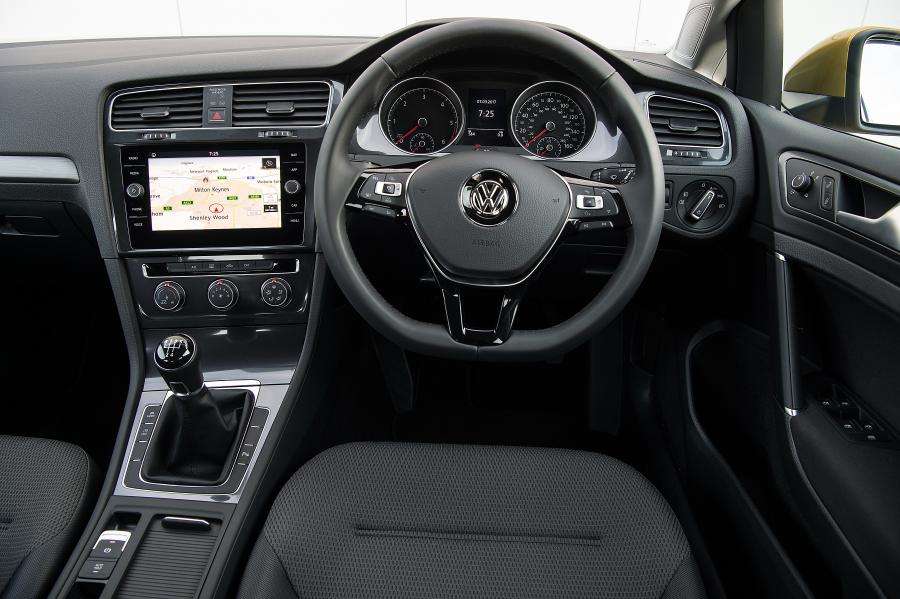  Volkswagen Golf TDI 5-Door 2017 года  (UK) (фото 10 из 30)